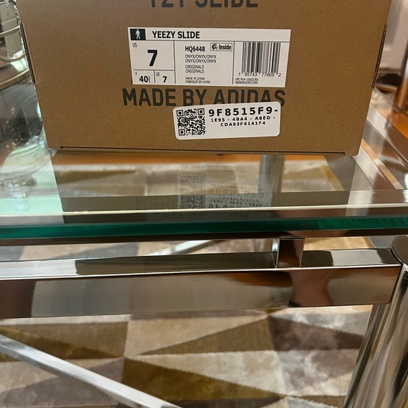 Authentic Yeezy slide. Mens size 7- fits women size 8 - Picture 9 of 9